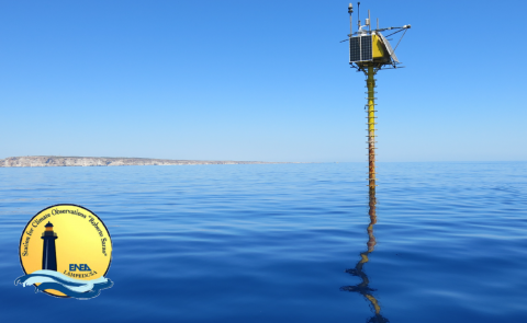 La boa in mare che costituisce l'Osservatorio Oceanografico. Sullo sfondo l'isola di Lampedusa