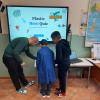 Studenti al microscopio 