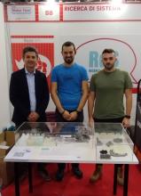 stand con alcuni dei dimostratori realizzati nel progetto “Materiali di Frontiera per usi energetici” stand con alcuni dei dimostratori realizzati nel progetto “Materiali di Frontiera per usi energetici”