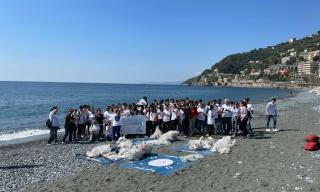Foto di gruppo degli studenti in spiaggia dopo l’attività di beach cleaning