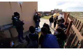 Studente del Liceo scientifico L. Pirandello di Lampedusa mentre spiega le attività dell'Osservatorio all'interno dei laboratori