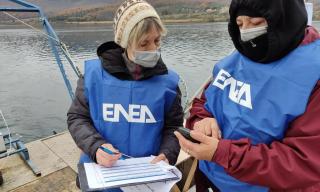 Ricercatrici ENEA durante il campionamento acque superficiali nel lago di Bracciano