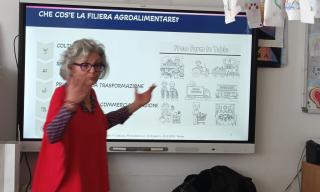Federica Colucci in aula mentre descrive la filiera agroalimentare