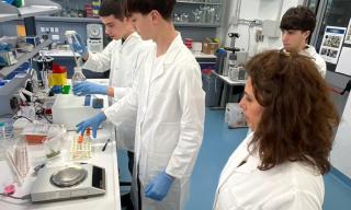 Gli studenti nel Laboratorio di microbiologia applicata 
