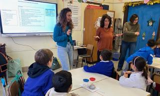 M. Costanzo e L. Di Gregorio durante l'attività a scuola