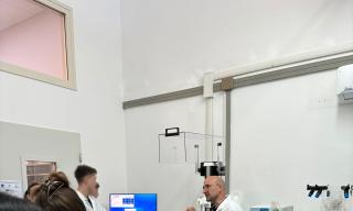 Spiegazione del Dott. Gianluca De Rinaldis del Laboratorio IFAL agli studenti della classe 3SA dell’IISS “Egidio Lanoce” di Maglie (LE) in visita ai Laboratori del CR ENEA di Brindisi Spiegazione del Dott. Gianluca De Rinaldis del Laboratorio IFAL agli studenti della classe 3SA dell’IISS “Egidio Lanoce” di Maglie (LE) in visita ai Laboratori del CR ENEA di Brindisi
