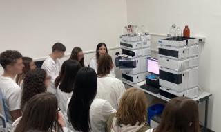 Gli studenti della classe 3SA dell’IISS “Egidio Lanoce” di Maglie (LE) durante la visita dei Laboratori del CR di Brindisi Gli studenti della classe 3SA dell’IISS “Egidio Lanoce” di Maglie (LE) durante la visita dei Laboratori del CR di Brindisi